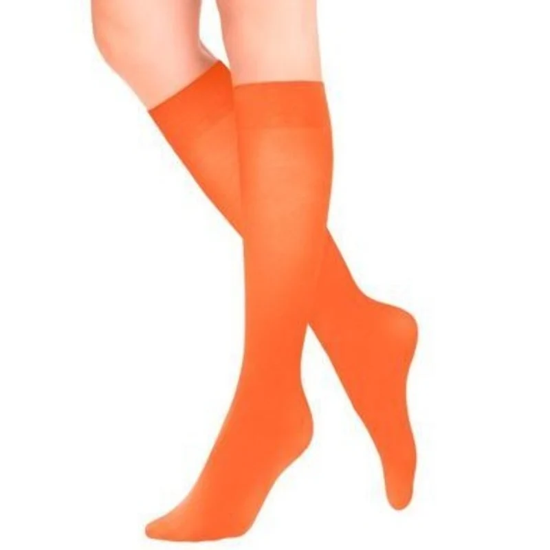 Orangefarbene Kniestrümpfe