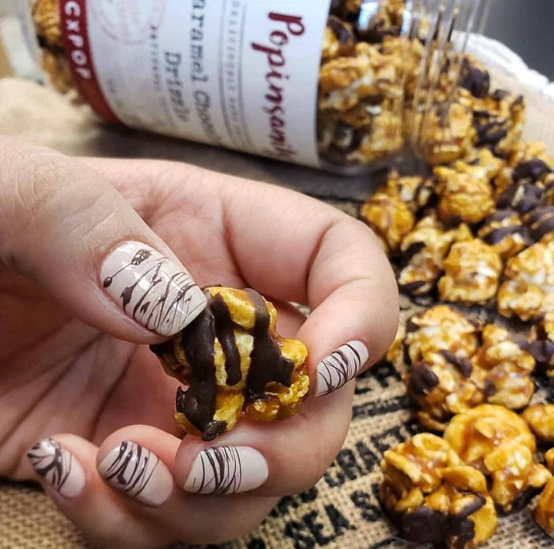 [Self-operated] Popinsanity Caramel Chocolate Drizzled Handmade Popcorn, 6 oz (171 g) Medium Bag