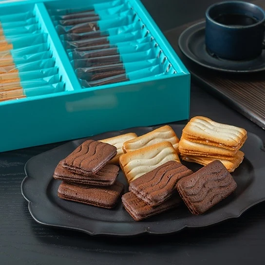 [Self-operated] Japan Sky Love Chocolate Tokyo Station Sky Love Rich Chocolate Sandwich Three-Layer Cookies Mixed Flavors 16 Pieces Pack Snacks/Office Snacks