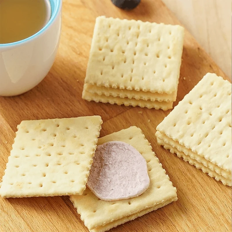 【Self-operated】China MASTER KONG 3+2 Soda Sandwich Biscuits Fruity Blueberry Flavor 125g Breakfast Milk Food Snacks