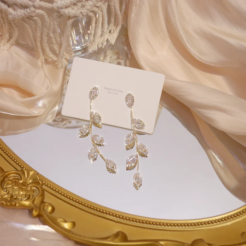 [Self-operated] Luxurious 14K gold leaf earrings, exquisite micro-encrusted cubic zirconia CZ earrings jewelry pendant