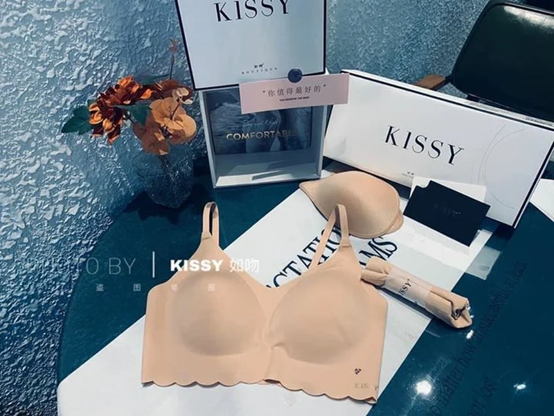 [Self-operated] Chinese KISSY, strapless, wire-free, traceless underwear, push-up sports bra, comes with panties and breast pads, multiple colors available