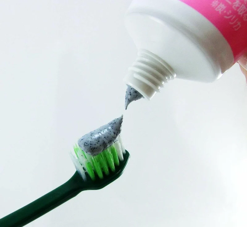[Self-operated] Japan's KOBAYASHI Kobayashi Pharmaceutical Charcoal Whitening Toothpaste 90g Herbal Tea Mint Scent Whitening and Stain Removal Fresh Breath
