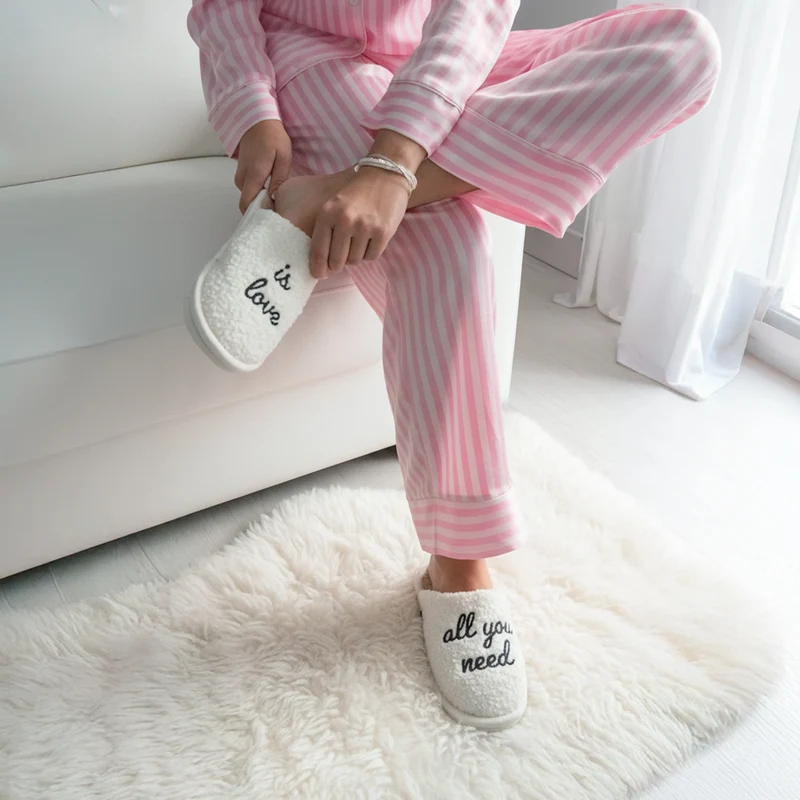 Zapatillas “All you need is love” beige