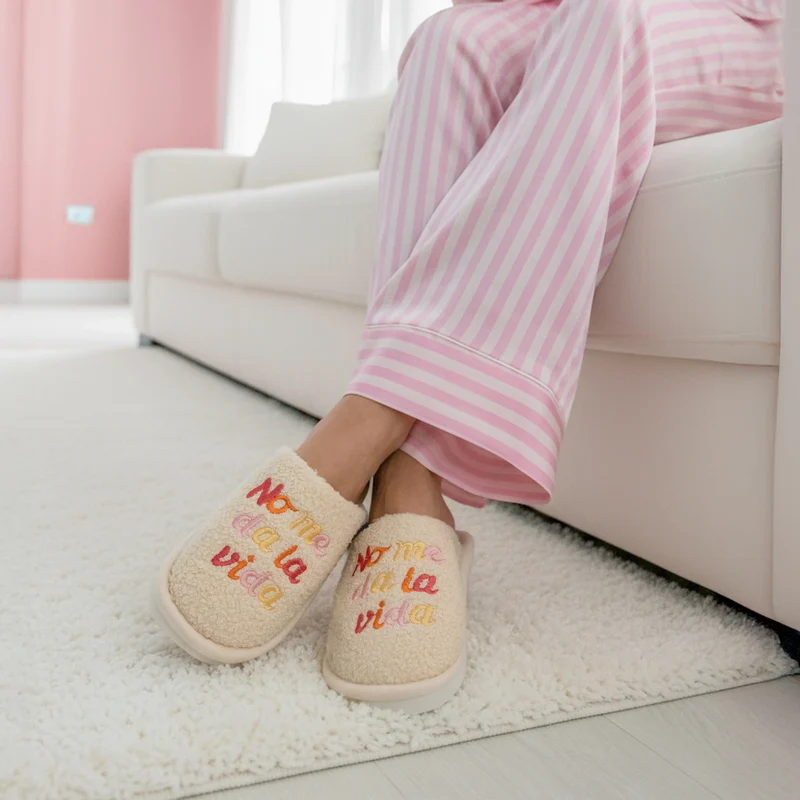 Zapatillas “No me da la vida” beige