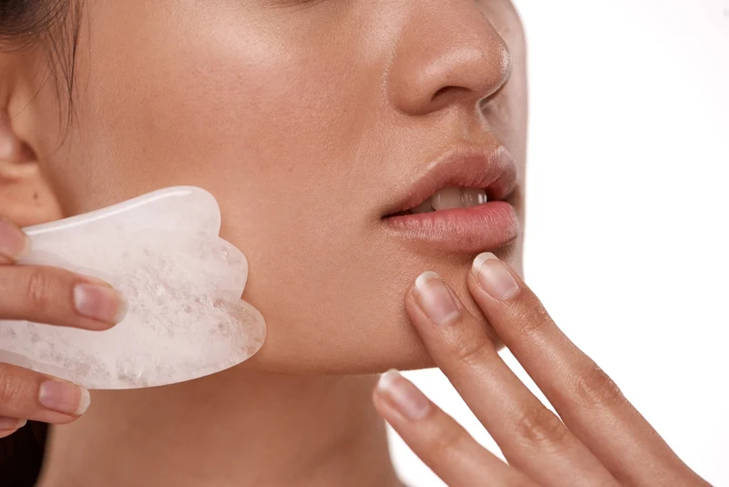 Gua Sha Beautytool aus Rosenquarz