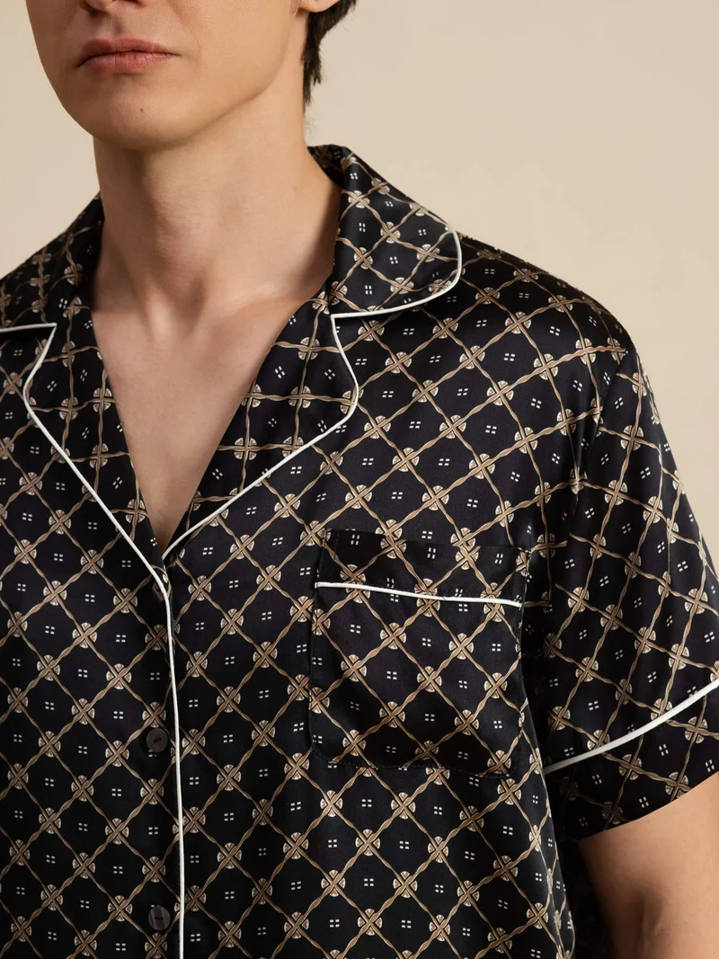 100% Maulbeerseide Herren-Kurzarm-Pyjama-Set mit Kettenmuster sowie Reverskragen und Shorts
