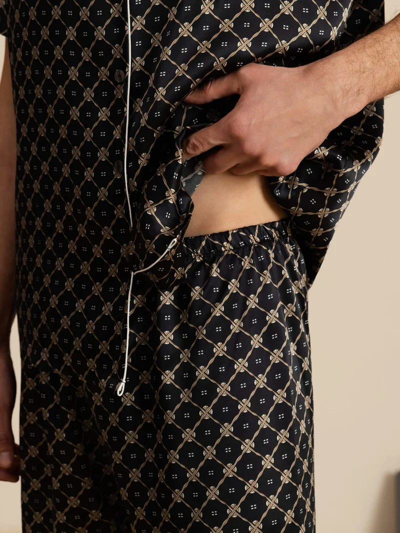 100% Maulbeerseide Herren-Kurzarm-Pyjama-Set mit Kettenmuster sowie Reverskragen und Shorts