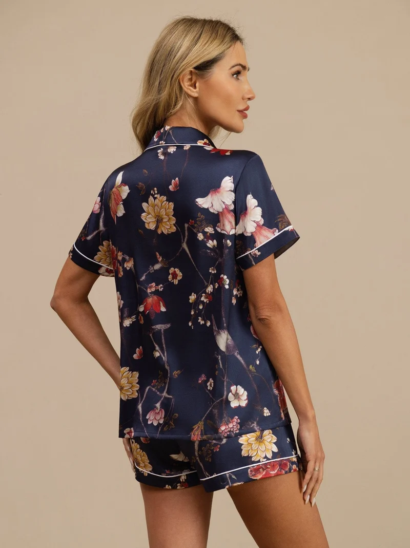 19 Momme Seide Damen-Kurzarm-Pyjama-Set mit marineblauem Blumenmuster sowie Reverskragen und Knopfleiste
