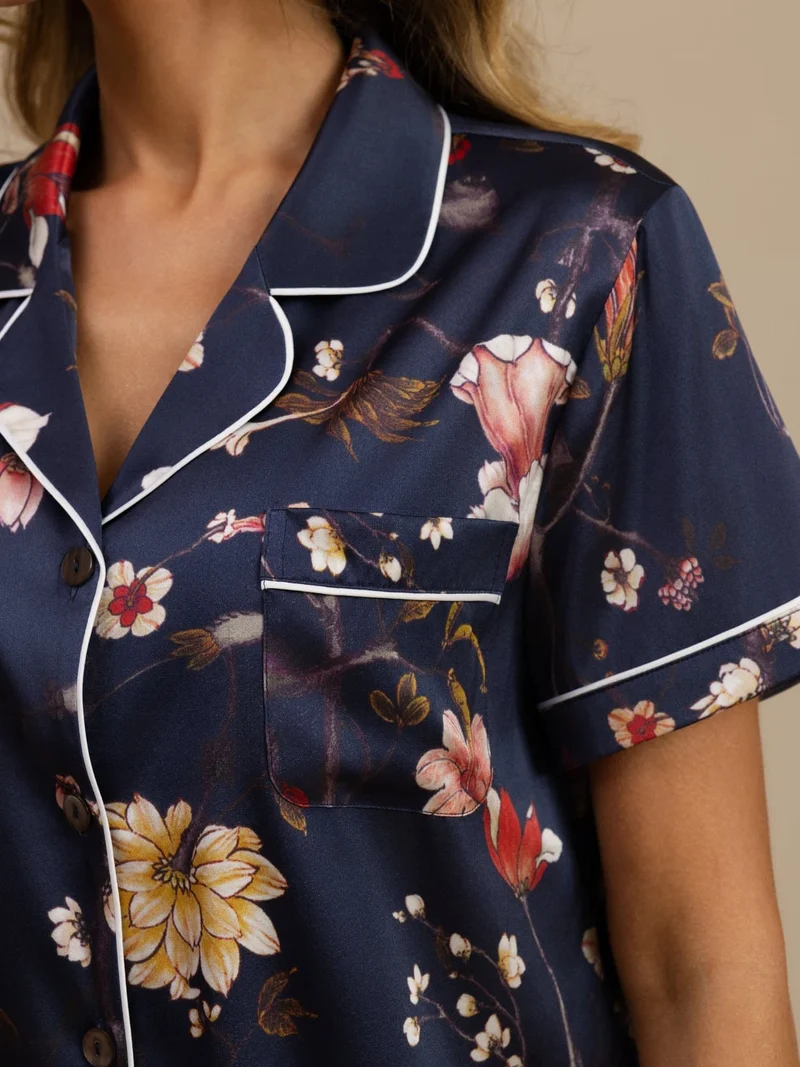 19 Momme Seide Damen-Kurzarm-Pyjama-Set mit marineblauem Blumenmuster sowie Reverskragen und Knopfleiste