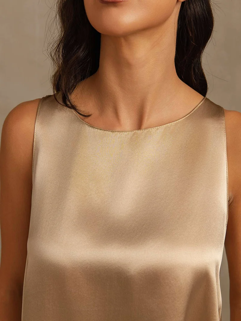 Reine Seide Set aus rückenfreiem Vokuhila-Tank-Top mit U-Ausschnitt sowie Weitbeinhose