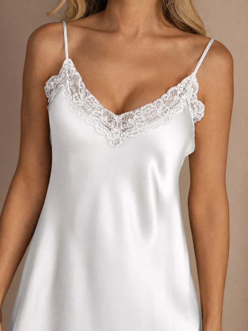 100% Maulbeerseide elegantes kurzes Slip-Nachthemd mit V-Ausschnitt und Spitzenbesatz