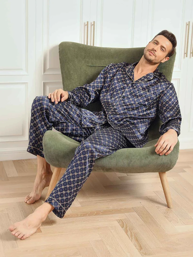 100% Maulbeerseide Herren-Langarm-Pyjama-Set mit marineblauem Kettenmuster und Hose