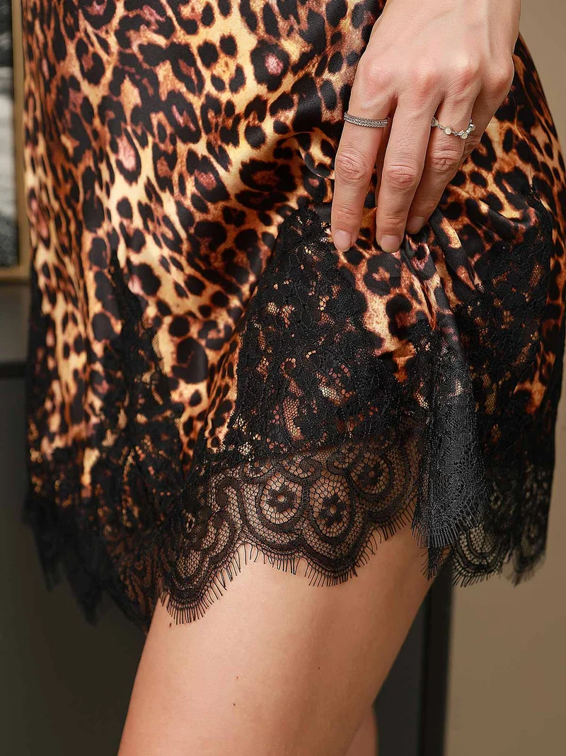 Clearance - Reine Seide Leopardenprint Spaghetti-Träger V-Ausschnitt Kurzes Nachthemd Mit Spitzenbesatz