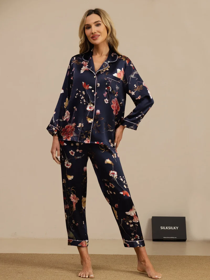 Reine Seide Damen-Langarm-Pyjama-Set mit marineblauem Blumenmuster sowie Reverskragen und Knopfleiste