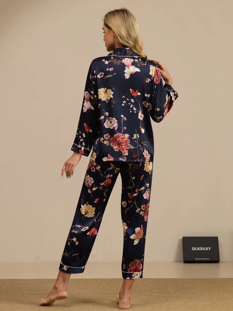 Reine Seide Damen-Langarm-Pyjama-Set mit marineblauem Blumenmuster sowie Reverskragen und Knopfleiste