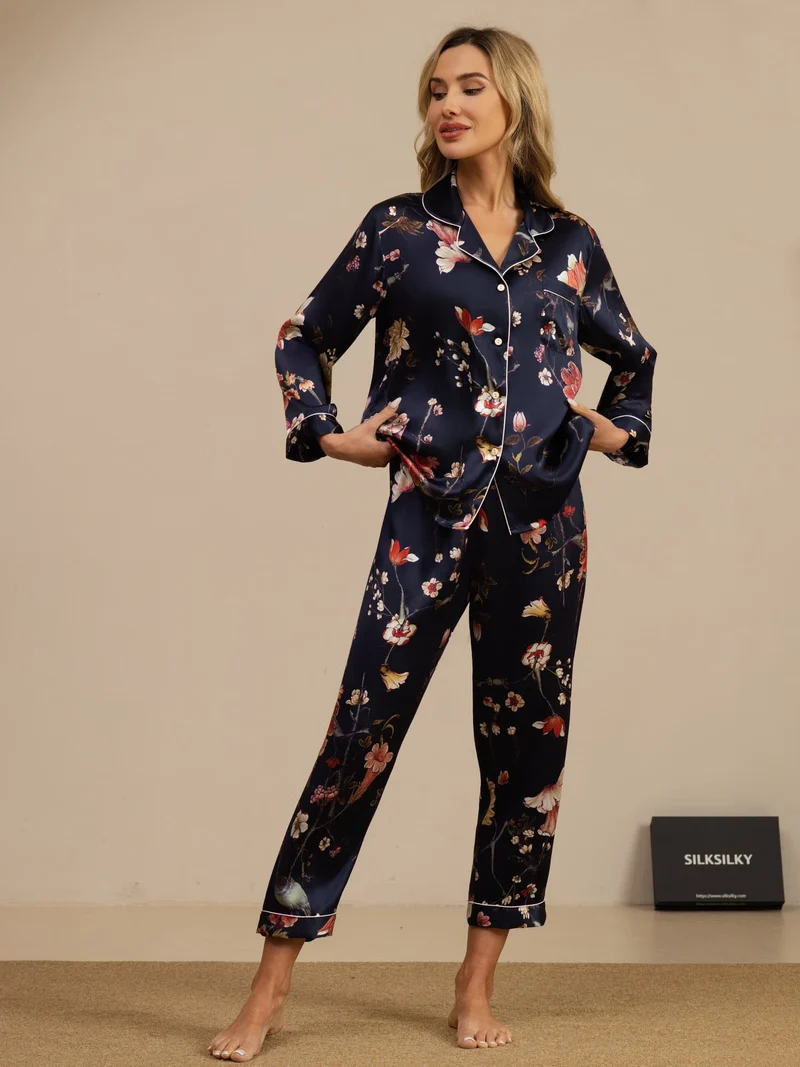 Reine Seide Damen-Langarm-Pyjama-Set mit marineblauem Blumenmuster sowie Reverskragen und Knopfleiste