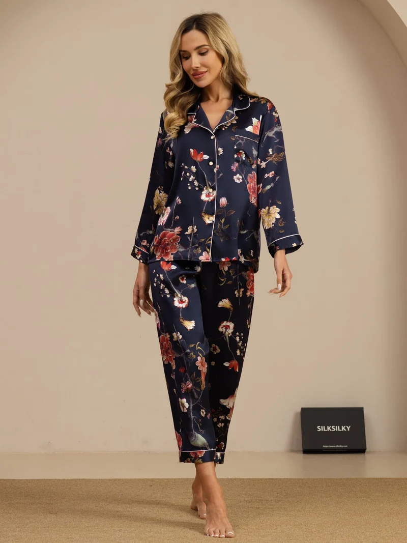 Reine Seide Damen-Langarm-Pyjama-Set mit marineblauem Blumenmuster sowie Reverskragen und Knopfleiste