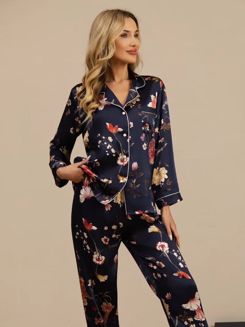 Reine Seide Damen-Langarm-Pyjama-Set mit marineblauem Blumenmuster sowie Reverskragen und Knopfleiste