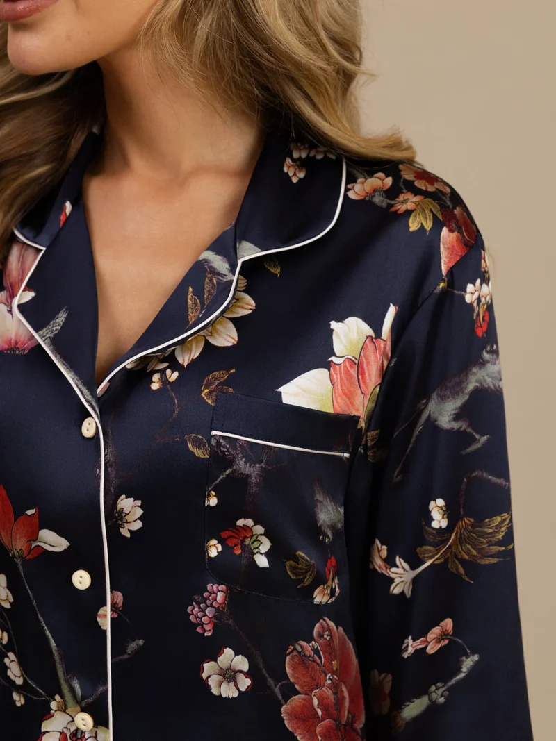 Reine Seide Damen-Langarm-Pyjama-Set mit marineblauem Blumenmuster sowie Reverskragen und Knopfleiste