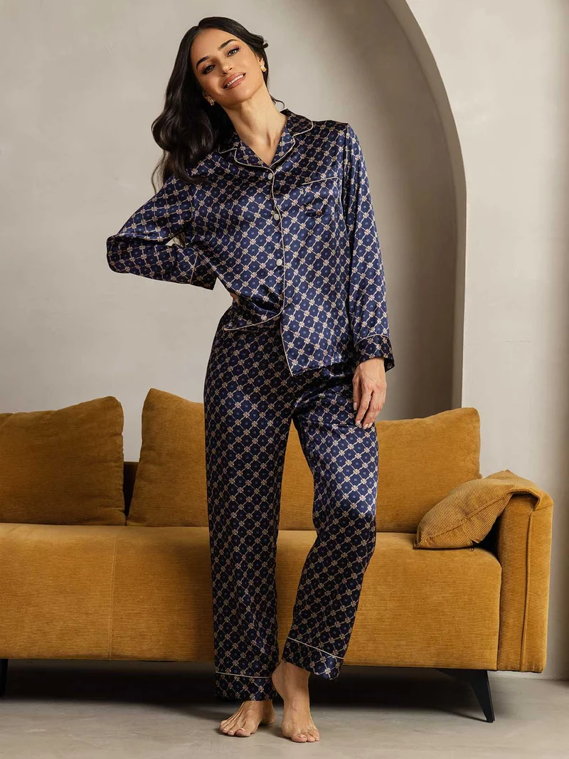 Reine Seide Damen-Langarm-Pyjama-Set mit marineblauem Kettenmuster und Reverskragen