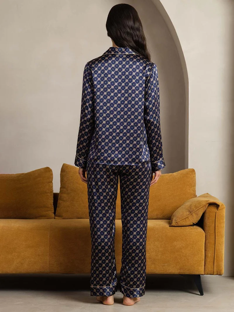 Reine Seide Damen-Langarm-Pyjama-Set mit marineblauem Kettenmuster und Reverskragen