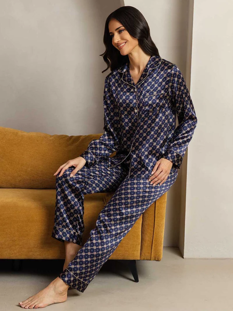 Reine Seide Damen-Langarm-Pyjama-Set mit marineblauem Kettenmuster und Reverskragen