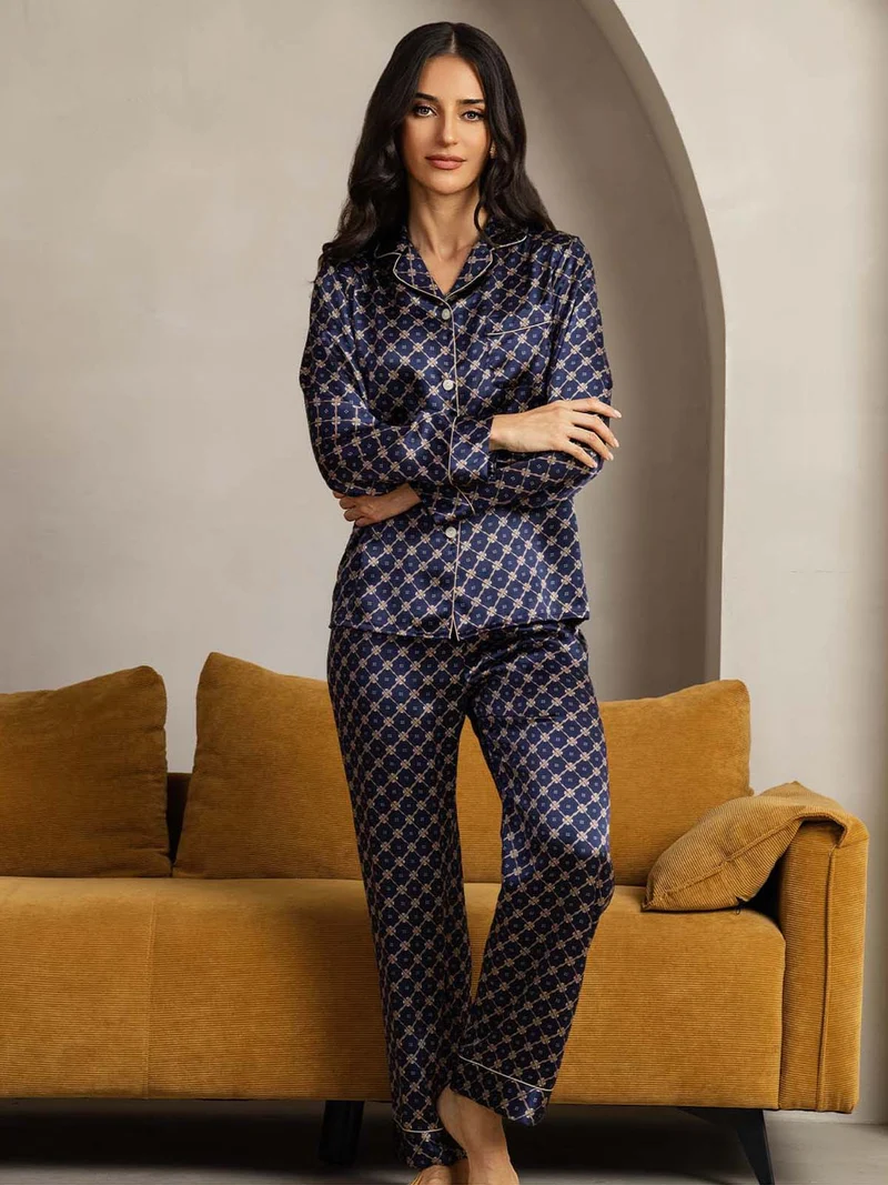 Reine Seide Damen-Langarm-Pyjama-Set mit marineblauem Kettenmuster und Reverskragen
