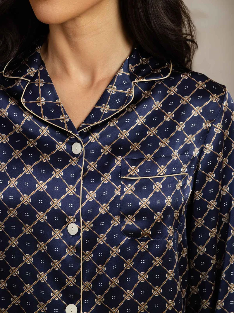 Reine Seide Damen-Langarm-Pyjama-Set mit marineblauem Kettenmuster und Reverskragen