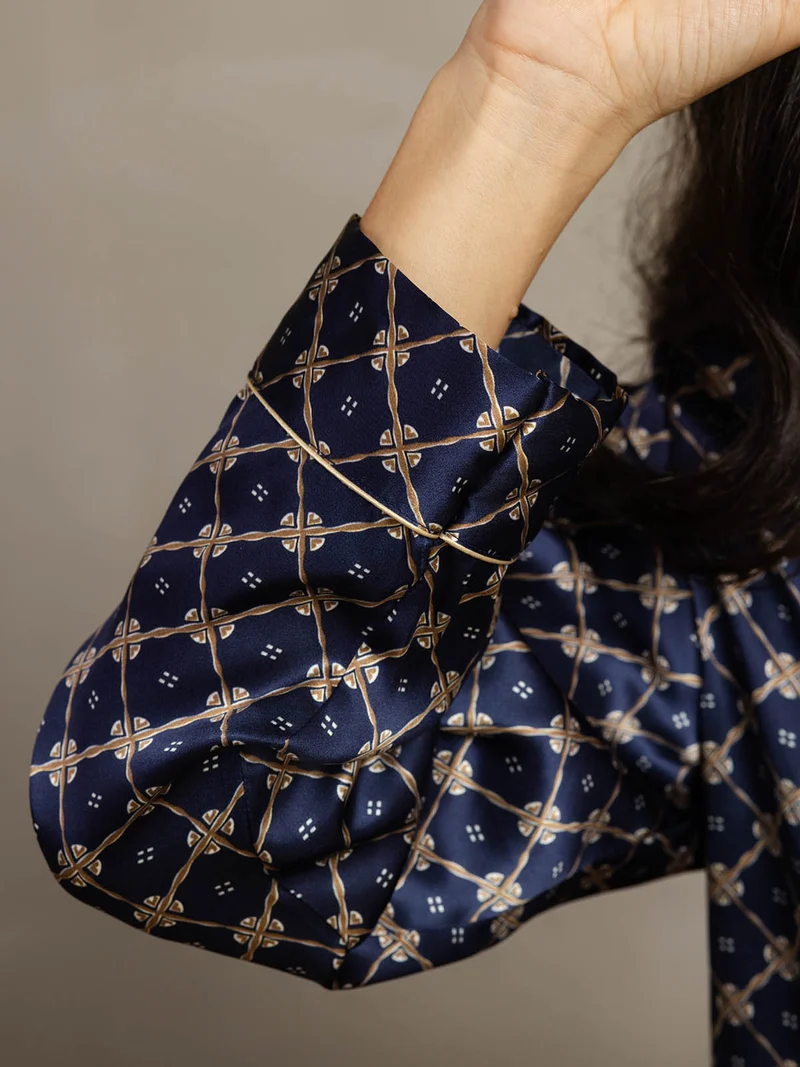 Reine Seide Damen-Langarm-Pyjama-Set mit marineblauem Kettenmuster und Reverskragen