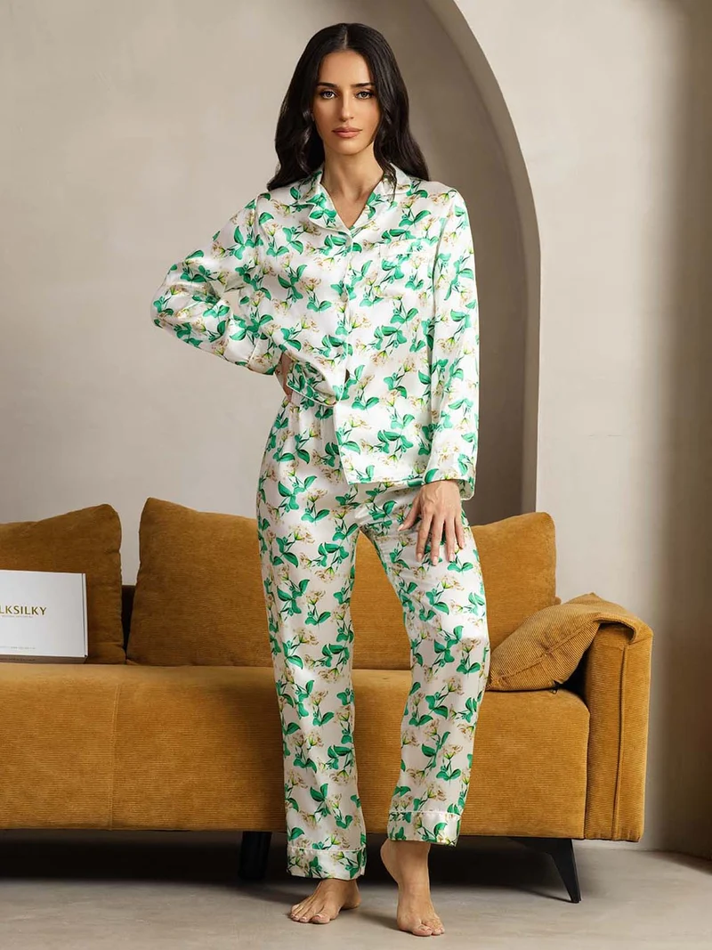 Reine Seide Damen-Langarm-Pyjama-Set mit grünem Blumenmuster und Reverskragen