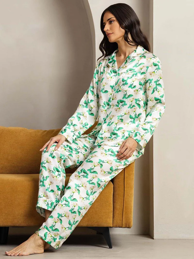 Reine Seide Damen-Langarm-Pyjama-Set mit grünem Blumenmuster und Reverskragen