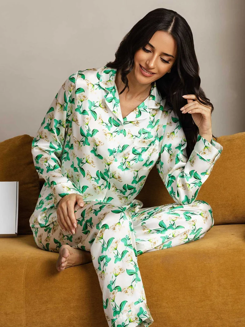 Reine Seide Damen-Langarm-Pyjama-Set mit grünem Blumenmuster und Reverskragen