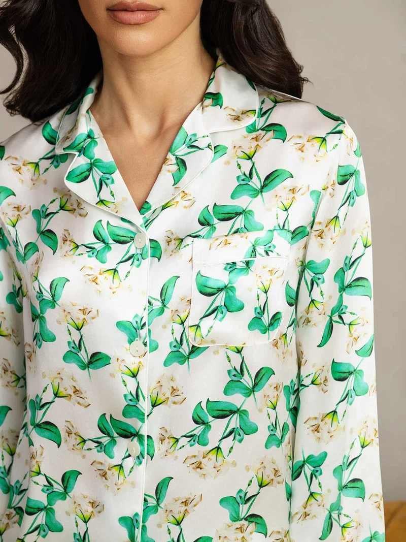 Reine Seide Damen-Langarm-Pyjama-Set mit grünem Blumenmuster und Reverskragen