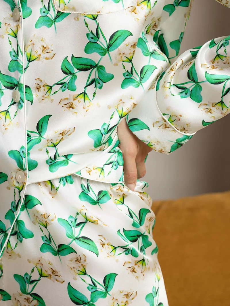 Reine Seide Damen-Langarm-Pyjama-Set mit grünem Blumenmuster und Reverskragen