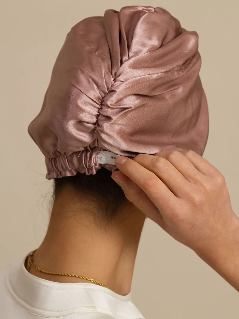 Haarhaube aus 22Momme reiner Seide mit Knotendesign vorne und verstellbarem Knopfverschluss