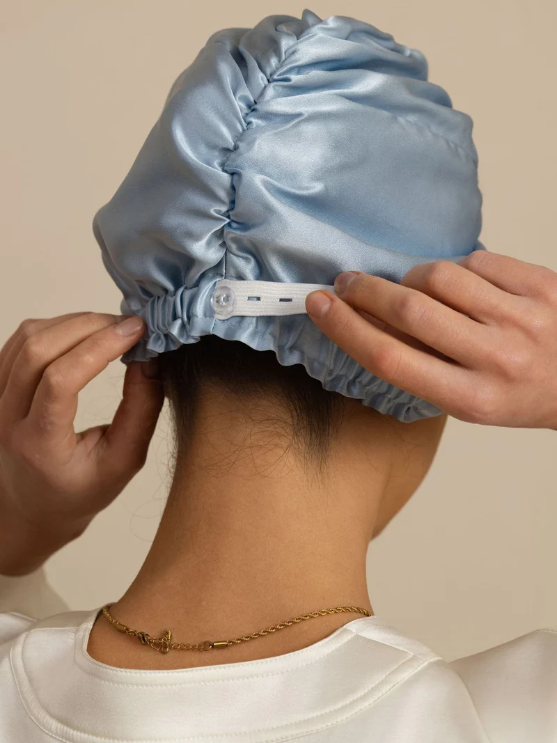 Haarhaube aus 22Momme reiner Seide mit Knotendesign vorne und verstellbarem Knopfverschluss