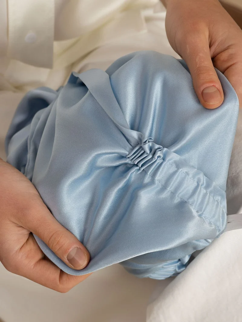 Haarhaube aus 22Momme reiner Seide mit Knotendesign vorne und verstellbarem Knopfverschluss