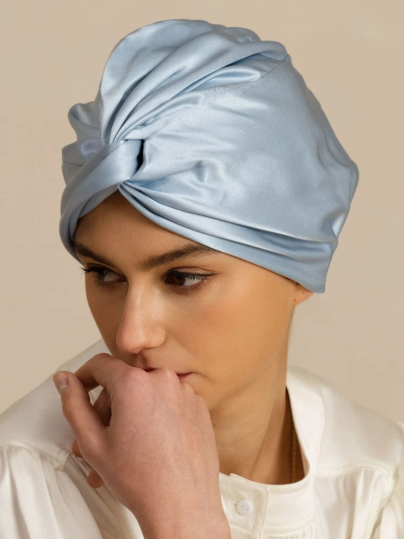 Haarhaube aus 22Momme reiner Seide mit Knotendesign vorne und verstellbarem Knopfverschluss