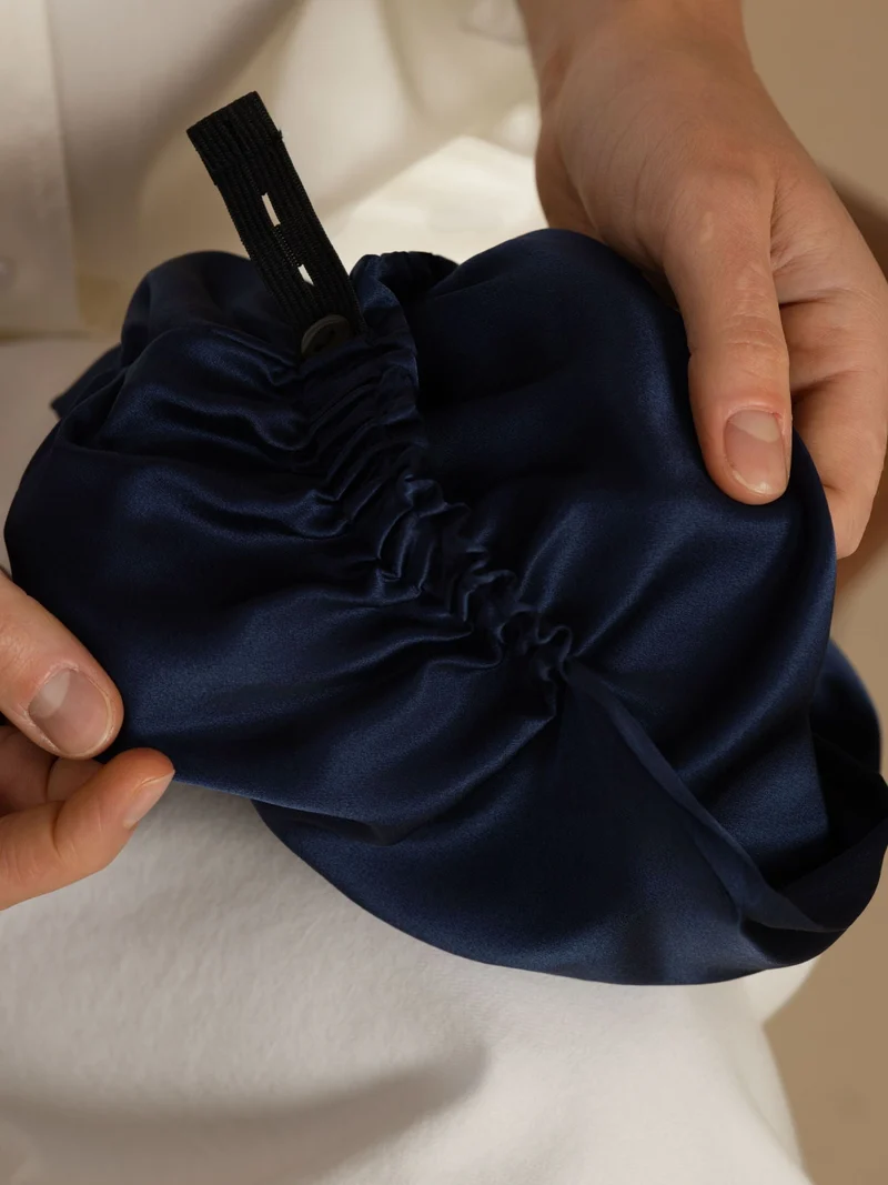 Haarhaube aus 22Momme reiner Seide mit Knotendesign vorne und verstellbarem Knopfverschluss
