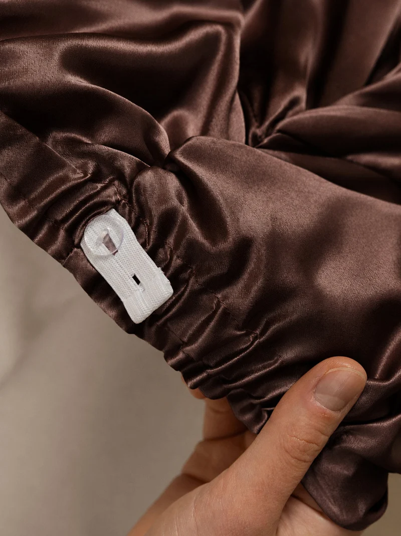 Haarhaube aus 22Momme reiner Seide mit Knotendesign vorne und verstellbarem Knopfverschluss