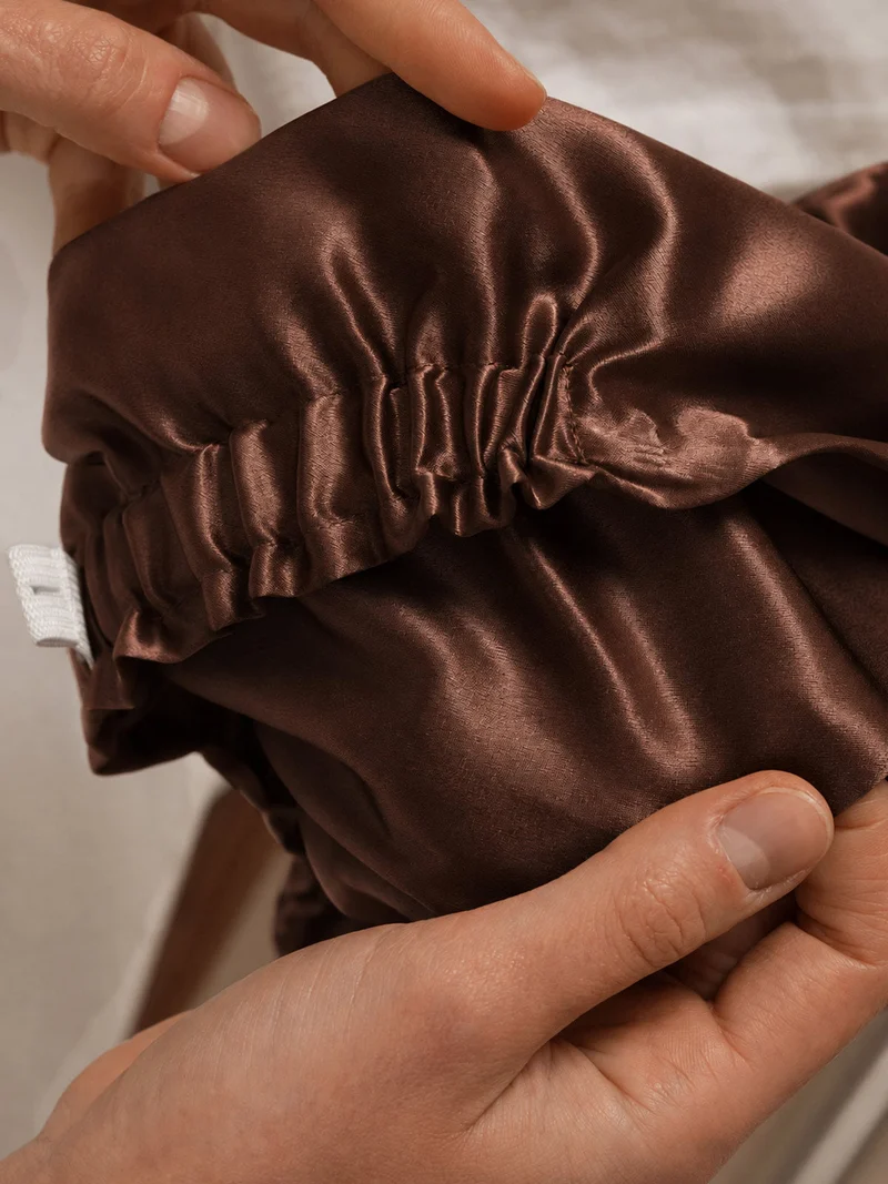 Haarhaube aus 22Momme reiner Seide mit Knotendesign vorne und verstellbarem Knopfverschluss