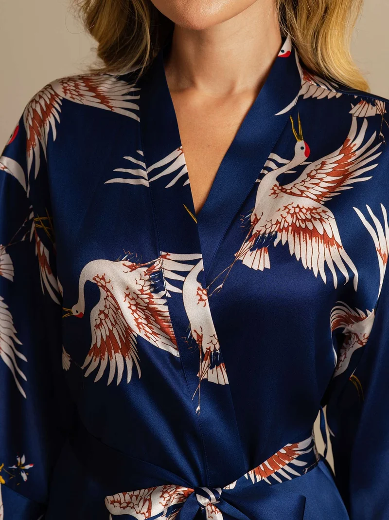 19 Momme 100% Maulbeerseide Damen-Wickelkimono mit Kranichmuster und Gürtel