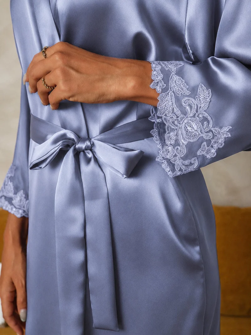 100% Maulbeerseide Wickelkimono mit Spitzenmanschetten sowie 3/4-Ärmeln und Gürtel