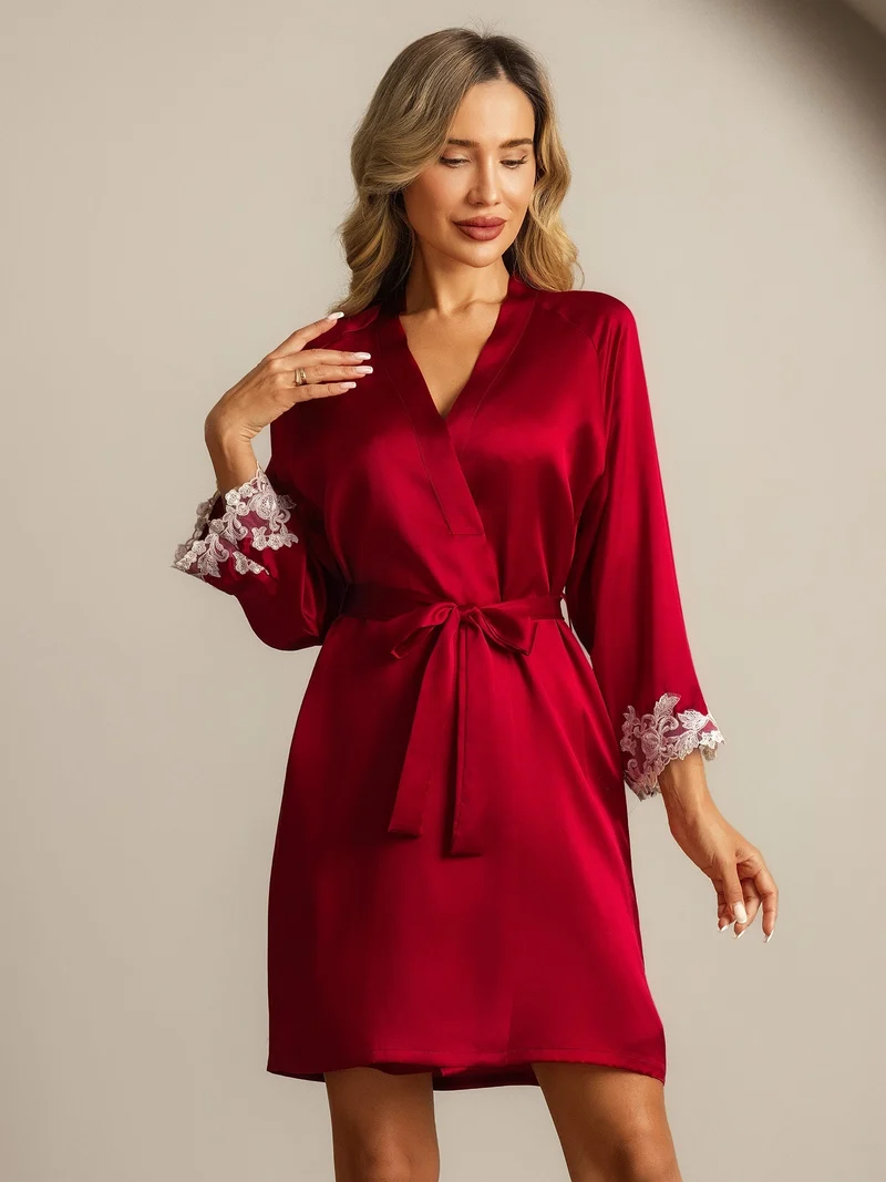 100% Maulbeerseide Wickelkimono mit Spitzenmanschetten sowie 3/4-Ärmeln und Gürtel