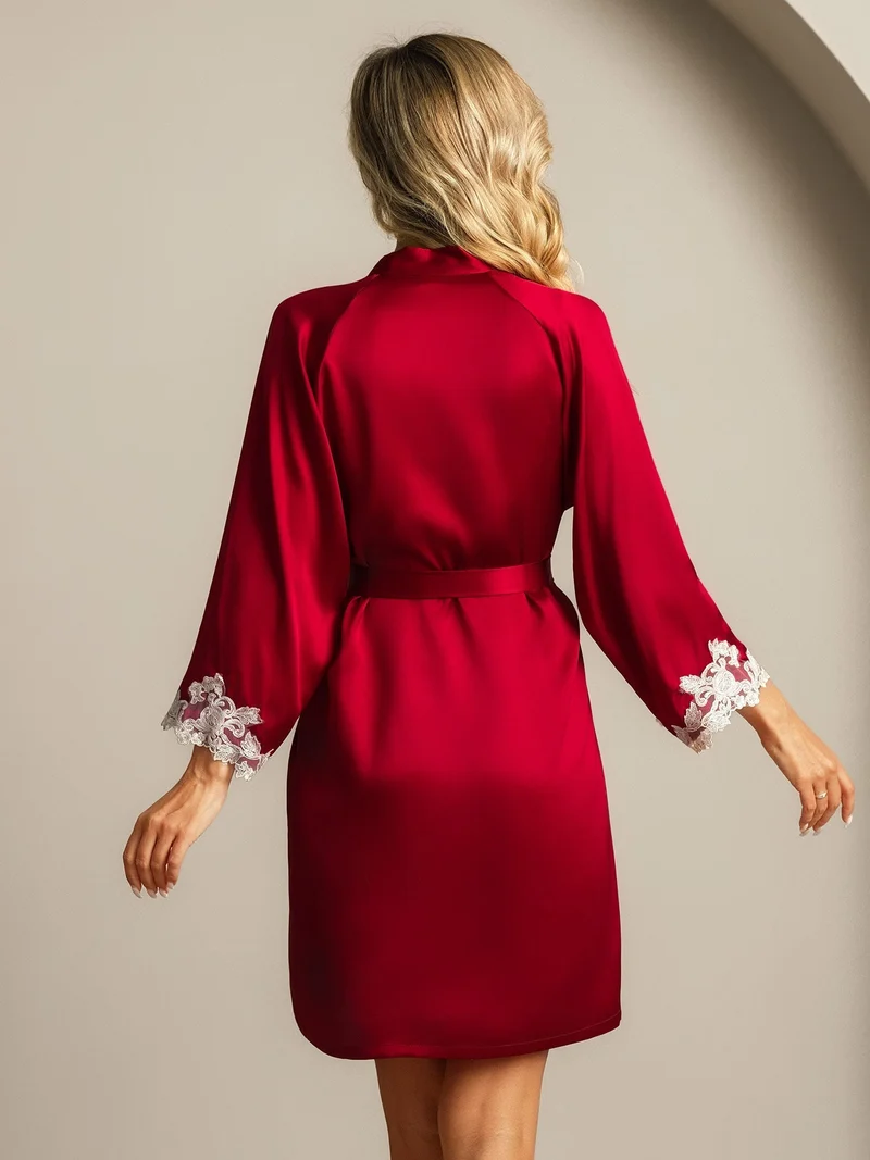 100% Maulbeerseide Wickelkimono mit Spitzenmanschetten sowie 3/4-Ärmeln und Gürtel