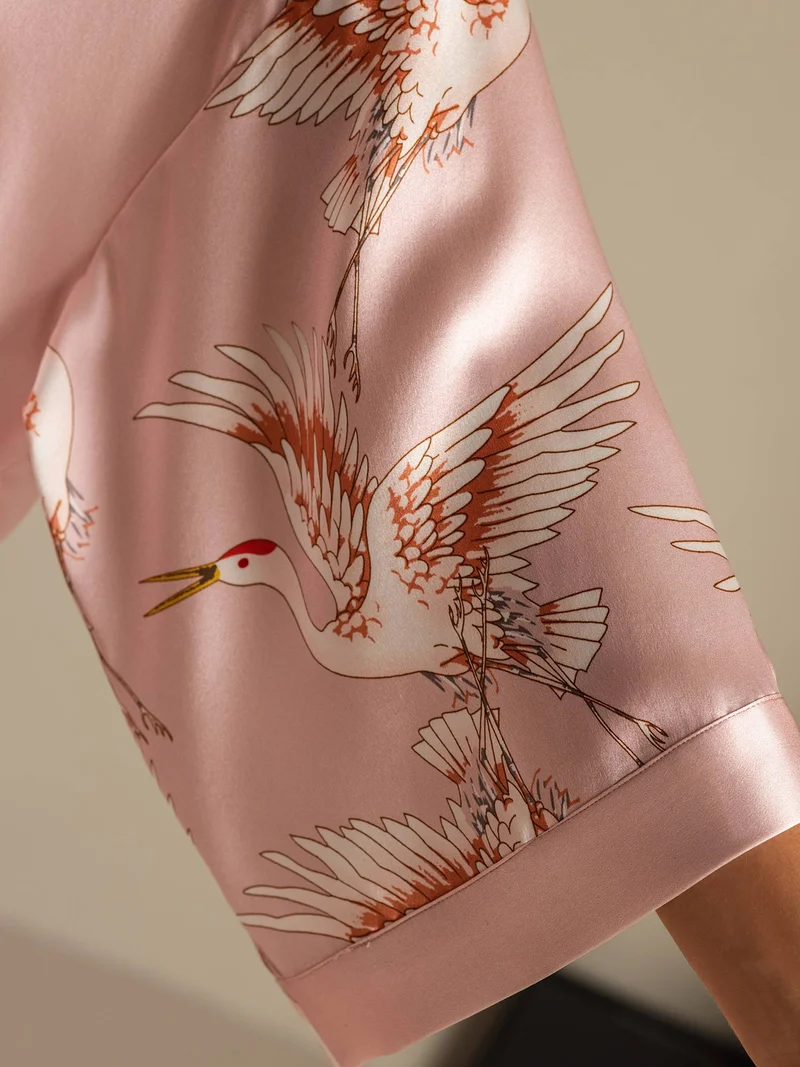 19 Momme 100% Maulbeerseide kurzer Damen-Wickelkimono mit Kranichmuster und 3/4-Ärmeln