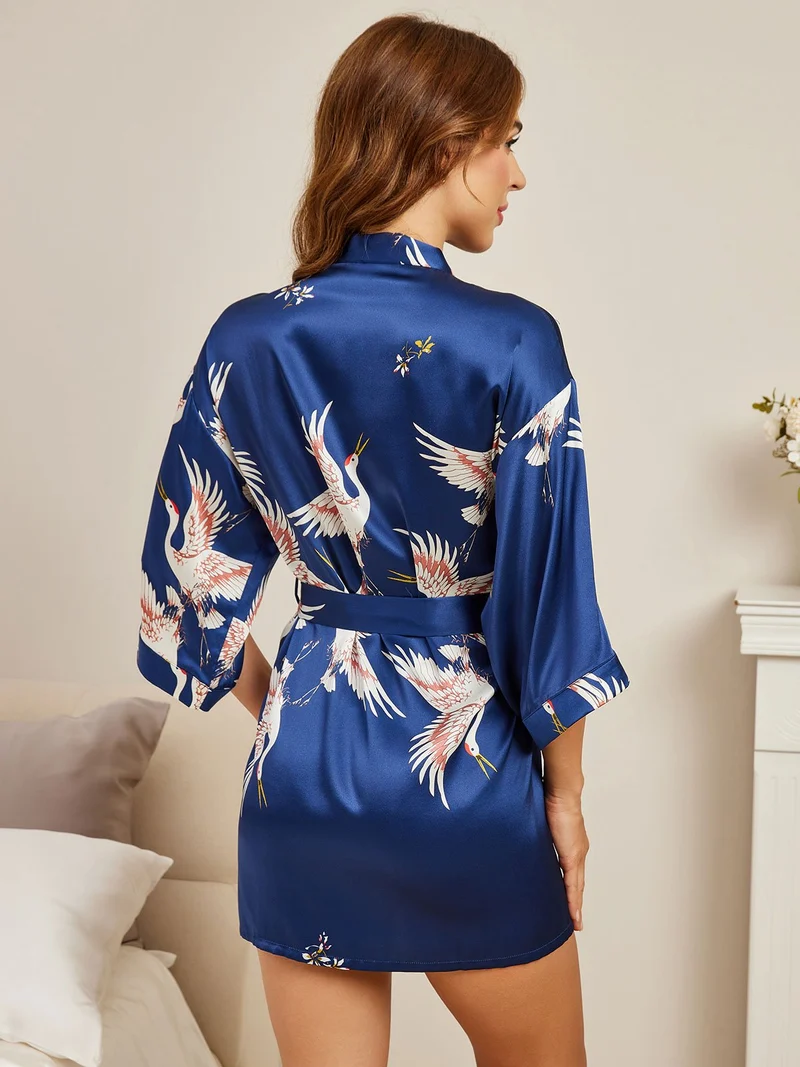 19 Momme 100% Maulbeerseide kurzer Damen-Wickelkimono mit Kranichmuster und 3/4-Ärmeln