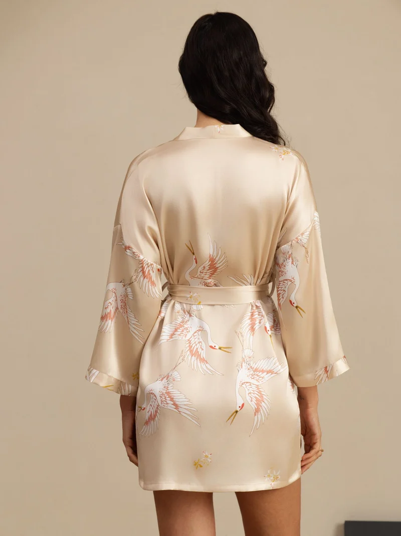 19 Momme 100% Maulbeerseide kurzer Damen-Wickelkimono mit Kranichmuster und 3/4-Ärmeln