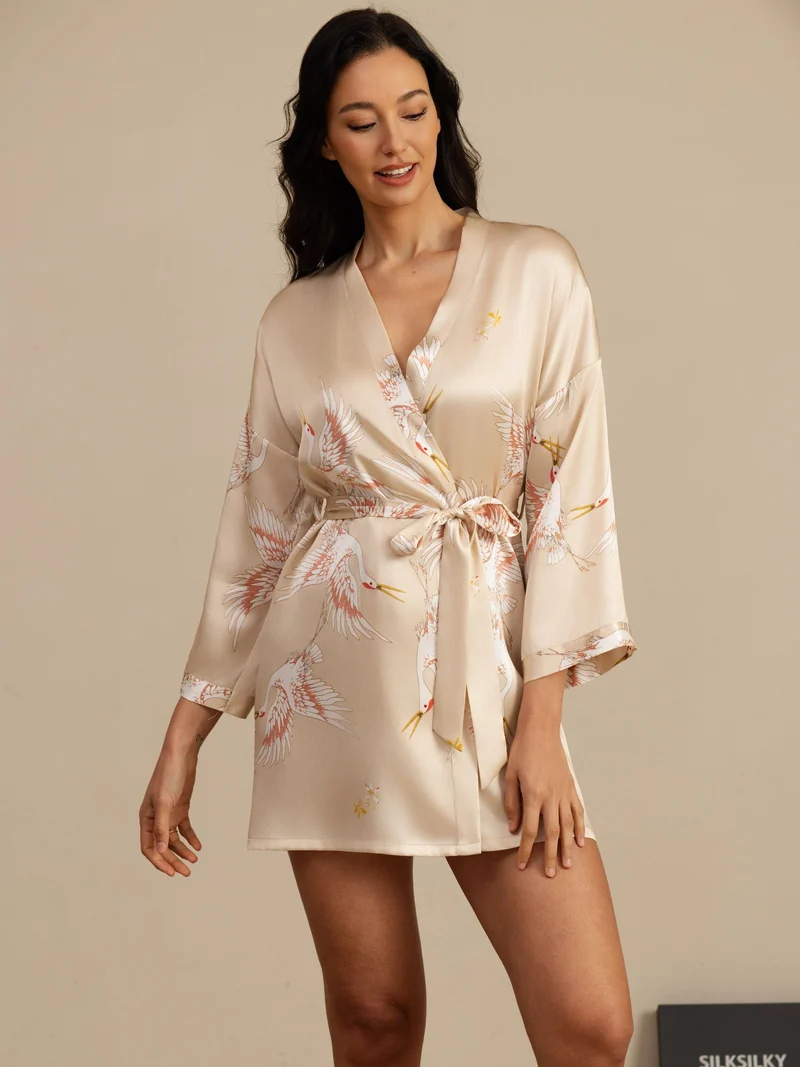 19 Momme 100% Maulbeerseide kurzer Damen-Wickelkimono mit Kranichmuster und 3/4-Ärmeln